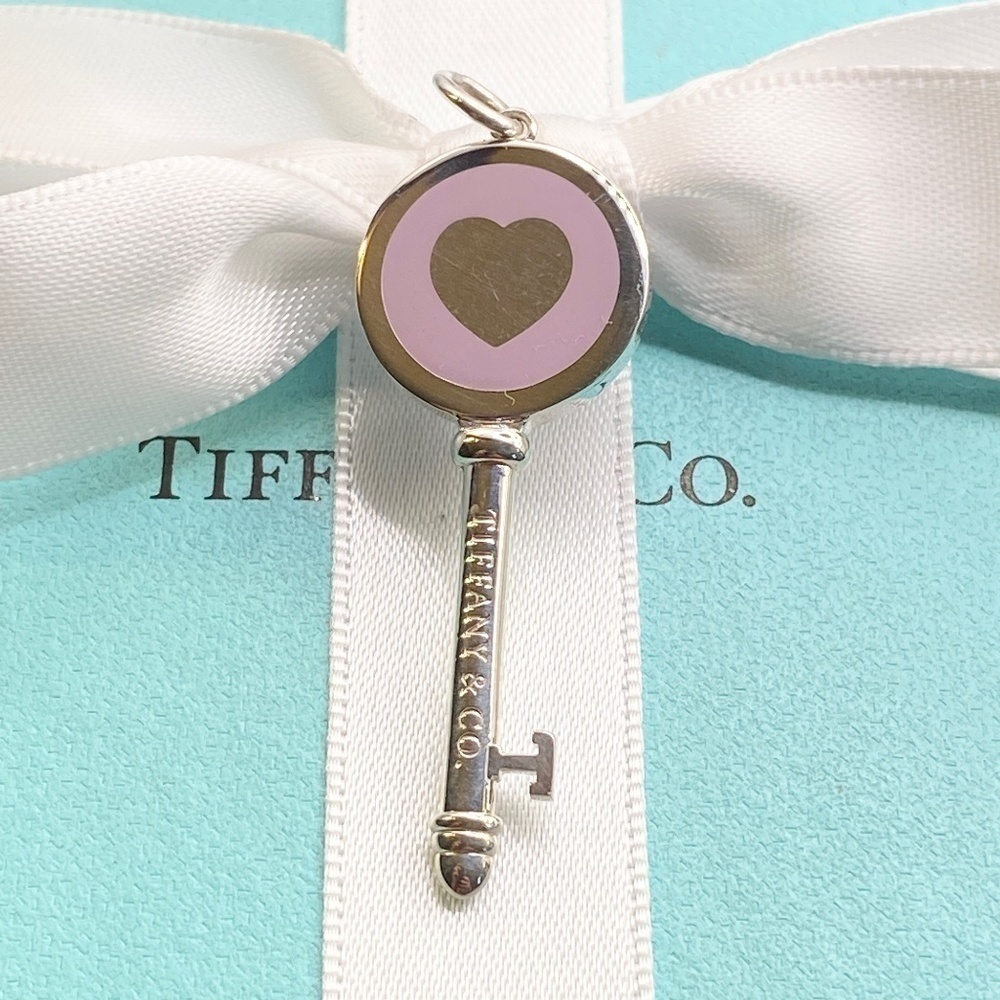 New Tiffany & Co. Lavender Purple Heart Key NewYork Charm Pendant Bracelet